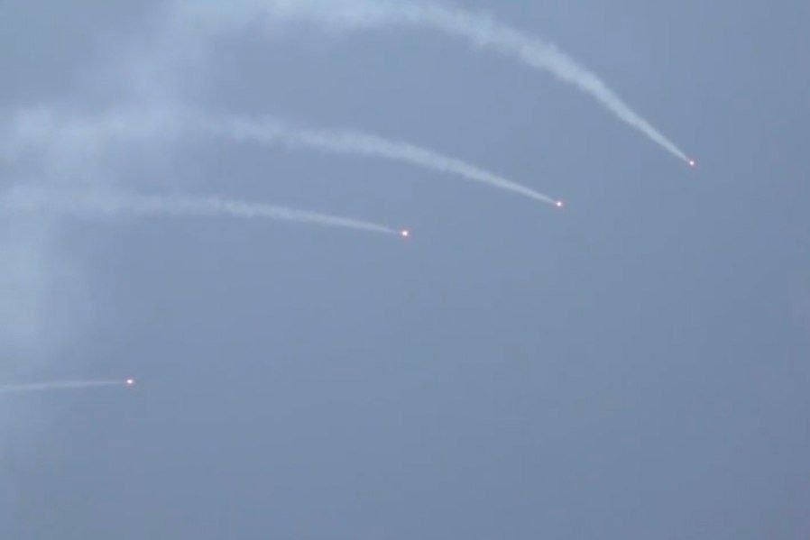 موشکهای ایرانی به پرواز درآمدند + فیلم موشکهای ایرانی به پرواز درآمدند + فیلم