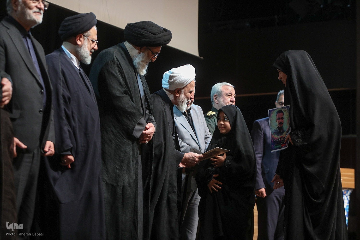 تجلیل از تعدادی از خانواده شهدای جنگ تحمیلی ۱۲ روزه تجلیل از تعدادی از خانواده شهدای جنگ تحمیلی ۱۲ روزه