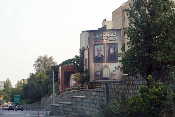 اکران شهری تصاویر خانواده‌های شهدا