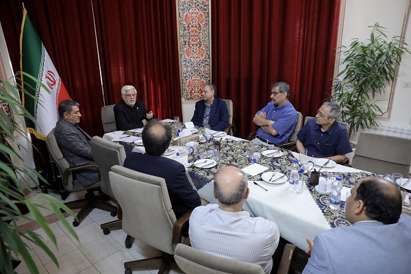 دیدار عارف با جمعی از اساتید دانشگاه صنعتی شریف