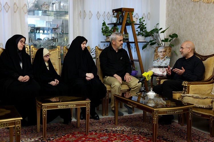 قالیباف در دیدار با خانواده شهید باقری قالیباف در دیدار با خانواده شهید باقری