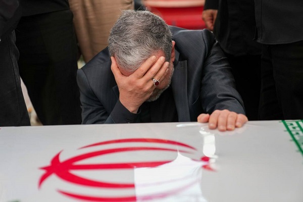 ایران، وطن من، و تن من، با واژه‌ «تسلیم» بیگانه است