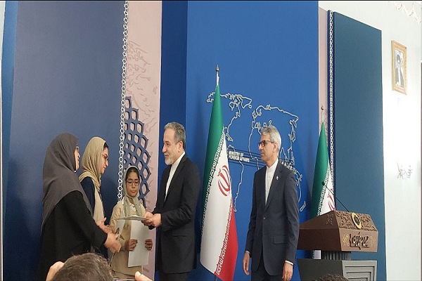 تقدیر عراقچی از خانواده شهید رجب‌پور