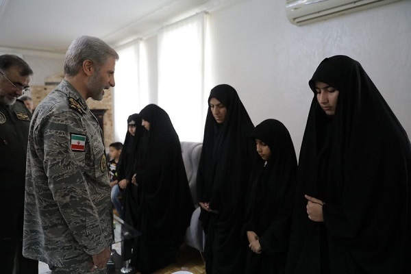 امیر سرلشکر حاتمی در دیدار با خانواده معظم شهدای ارتش