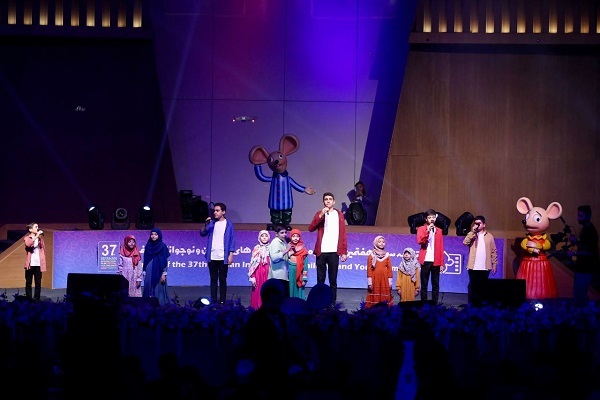 افتتاحیه باشکوه ۲۵۰۰ نفری جشنواره فیلمهای کودکان و نوجوانان در اصفهان/ تجلی رویاهای کودکان بر پرده سینما افتتاحیه باشکوه ۲۵۰۰ نفری جشنواره فیلمهای کودکان و نوجوانان در اصفهان/ تجلی رویاهای کودکان بر پرده سینما