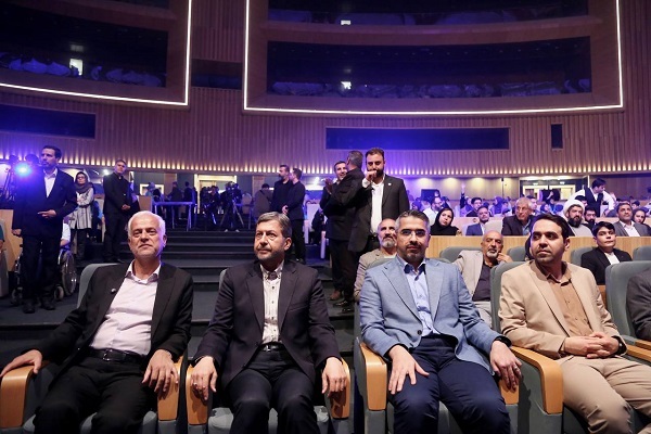 افتتاحیه باشکوه ۲۵۰۰ نفری جشنواره فیلمهای کودکان و نوجوانان در اصفهان/ تجلی رویاهای کودکان بر پرده سینما افتتاحیه باشکوه ۲۵۰۰ نفری جشنواره فیلمهای کودکان و نوجوانان در اصفهان/ تجلی رویاهای کودکان بر پرده سینما