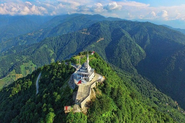 فیلم | قبله؛ مسجدی بر فراز کوه‌های سرسبز ترکیه