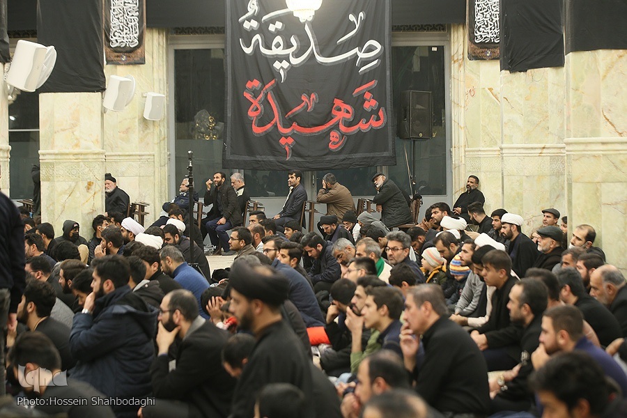 پاسداشت فاطمیه با اشک آگاه؛ مدرسهای برای بیداری دلها پاسداشت فاطمیه با اشک آگاه؛ مدرسهای برای بیداری دلها