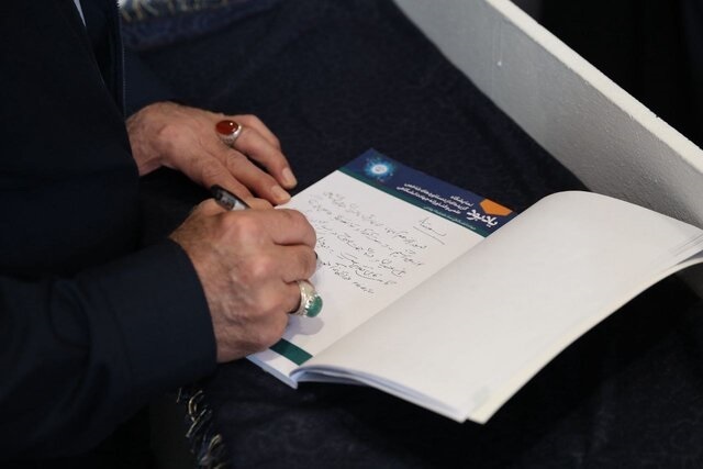 نوشته پزشکیان در دفتر یادبود نمایشگاه