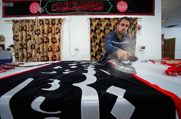 تهیه بنرهای ویژه ایام فاطمیه در کارگاه تطریز حرم امام علی (ع) + عکس