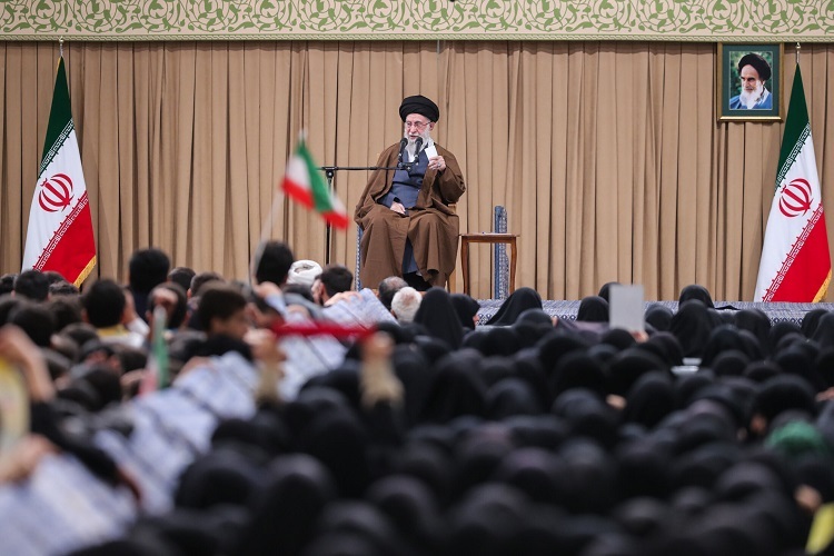 رهبر معظم انقلاب در دیدار هزاران نفر از دانش‌آموزان و دانشجویان