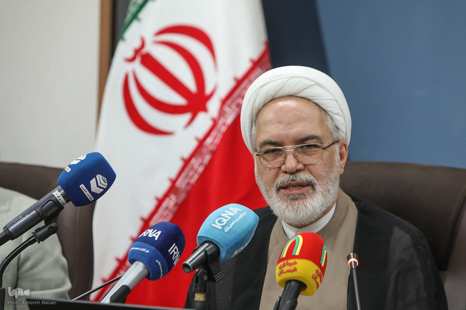 با بصیرت و آگاهی از ثمرات انقلاب اسلامی پاسداری کنیم