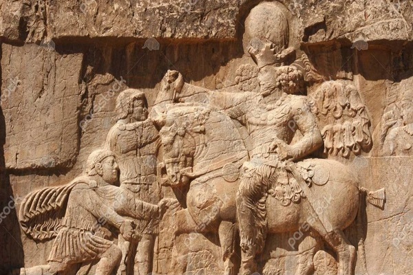 مجسمه «زانو زنندگان برابر ایران»