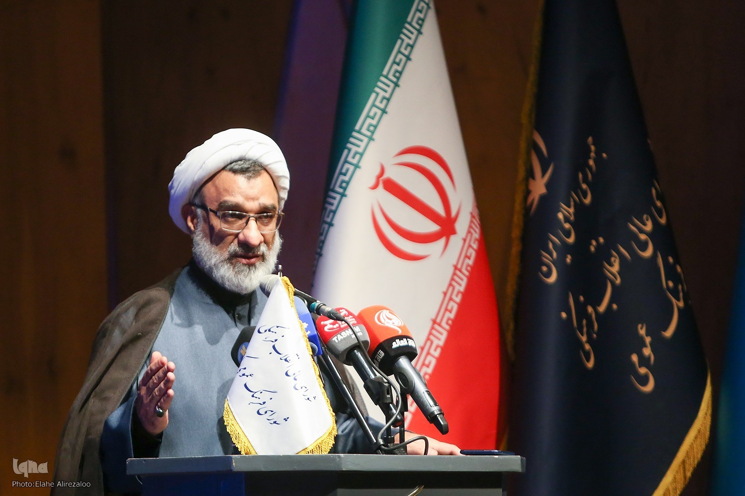 تقدیر از احمد مسجدجامعی و مرضیه وحیددستجردی به عنوان خادمان نمونه فرهنگ عمومی