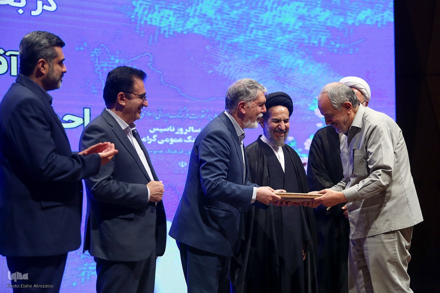 تقدیر از احمد مسجدجامعی و مرضیه وحیددستجردی به عنوان خادمان نمونه فرهنگ عمومی