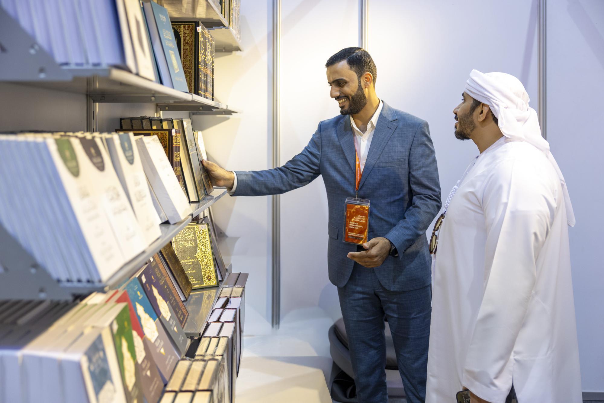 عرضه آثار قرآنی آستان مقدس عباسی در نمایشگاه بینالمللی کتاب شارجه عرضه آثار قرآنی آستان مقدس عباسی در نمایشگاه بینالمللی کتاب شارجه