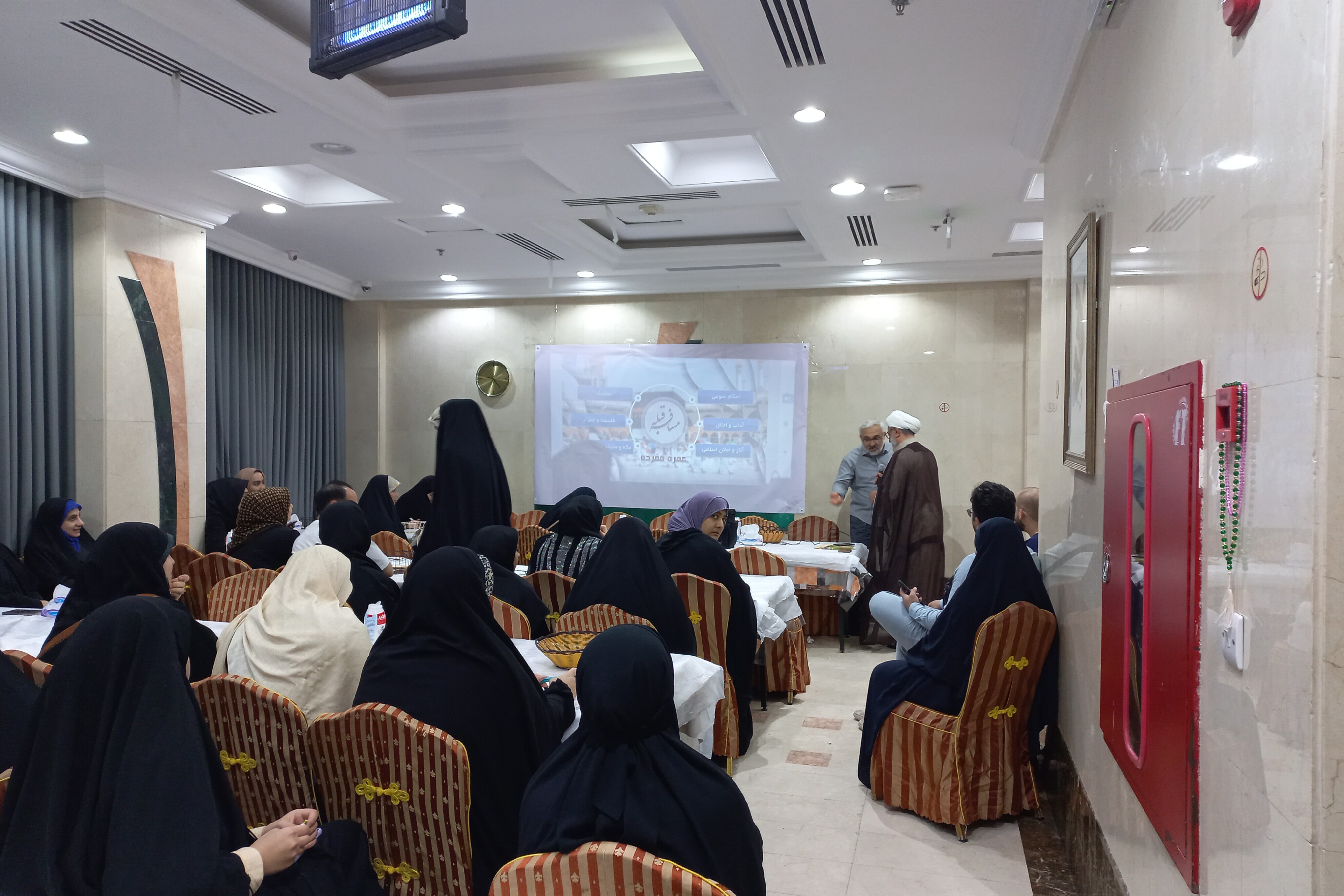 جلسه آموزشی مناسک عمره برای دانشجویان در مدینه‌النبی(ص) برگزار شد