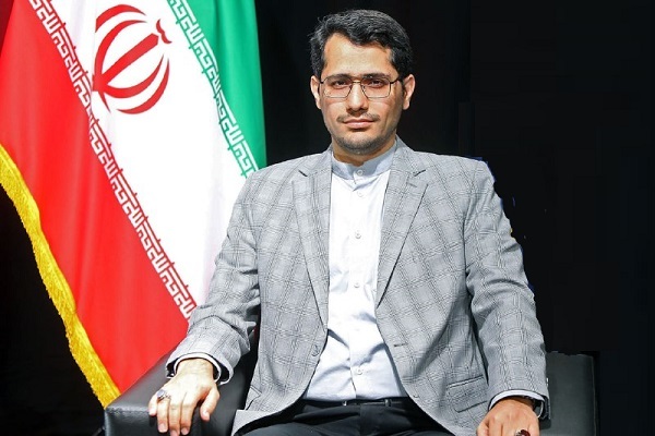 نوید کمالی کارشناس بین الملل