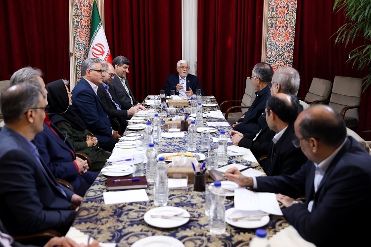 محمدرضا عارف در دیدار با اعضای اتحادیه انجمن‌های علوم اجتماعی