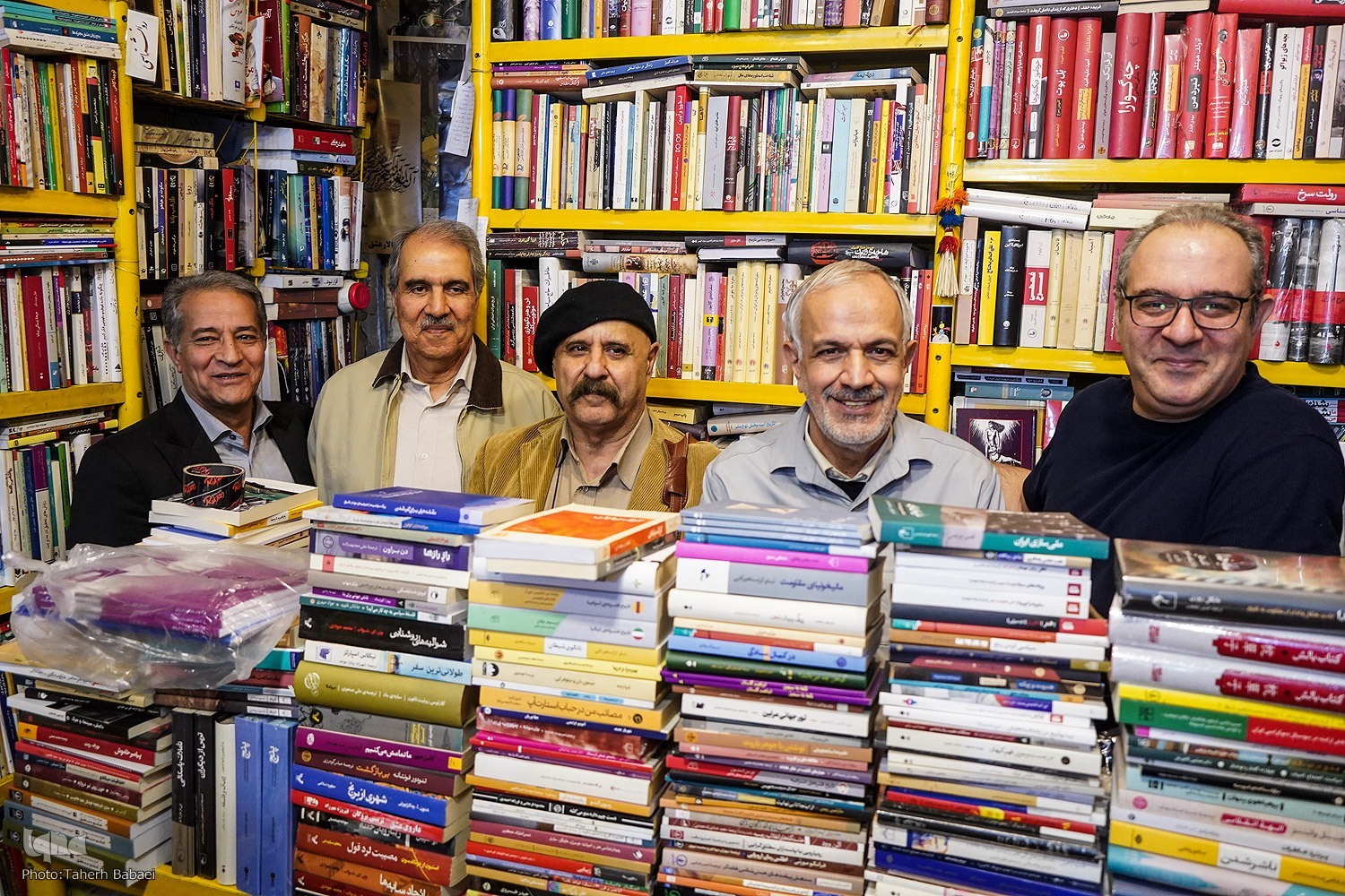چراغ فرهنگ روشن است، یک روز با کتاب‌ها و کتابفروشان