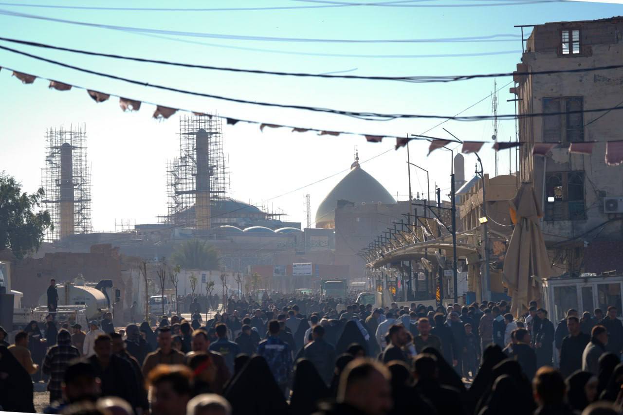 رهسپار شدن زائران به سمت حرم عسکریین در آستانه سالروز شهادت حضرت فاطمه (س)