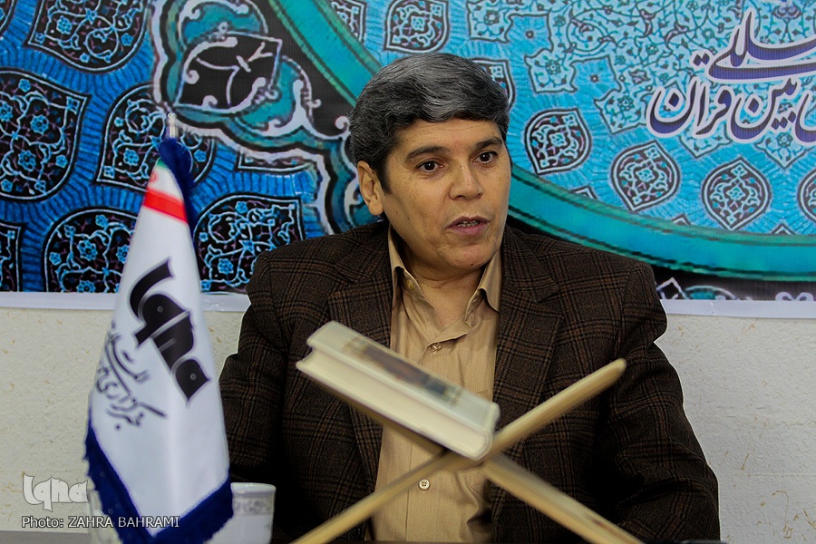 وضوح و شمرده‌خوانی و عدم تعجیل از خصوصیات قاری قرآن است