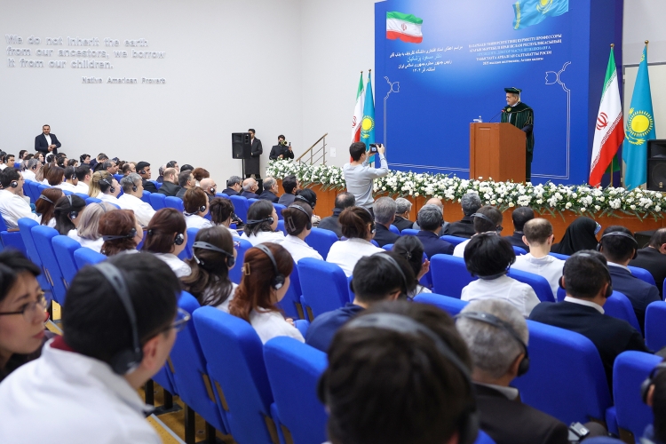 پزشکیان در مراسم دریافت دکترای افتخاری دانشگاه بین‌المللی نظربایف