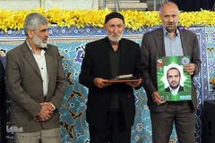 تجلیل از خانواده شهید قرآنی مدافع حرم در مسابقات قرآن