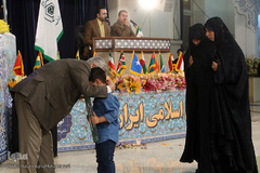 تجلیل از خانواده شهید قرآنی مدافع حرم در مسابقات قرآن