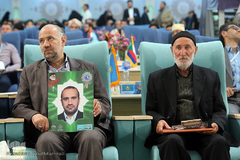 تجلیل از خانواده شهید قرآنی مدافع حرم در مسابقات قرآن