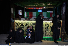 وداع خانواده با پیکر شهید مدافع حرم مهدی نریمانی در معراج شهدا