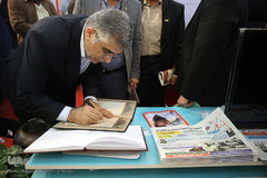 بازدید دکتر طیبی مدیر جهاد دانشگاهی از نمایشگاه مطبوعات