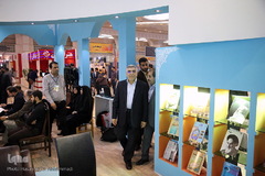 بازدید دکتر طیبی مدیر جهاد دانشگاهی از غرفه خبرگزاری ایکنا در نمایشگاه مطبوعات