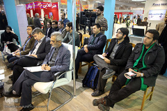 مناظره دانشجویی در غرفه ایکنا ـ نمایشگاه مطبوعات