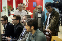 مناظره دانشجویی در غرفه ایکنا ـ نمایشگاه مطبوعات