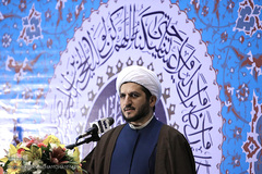  فرزند آیت الله جعفر سبحانی در حال قرائت پیام این مرجع تقلید به این دوره از مسابقات