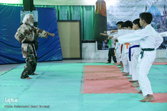 حاج آقا علمایی خود به تمامی بجه ها آموزش میدهد