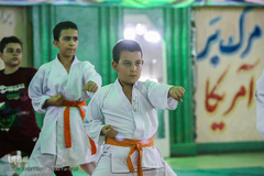 بچه ها در حال گرم کردن بدن