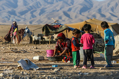 زنان عشایر زندگی را به سختی پیش میبرند