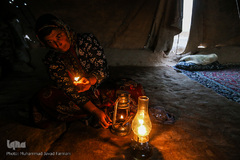 عشایر شب را با چراغ های نفتی صبح میکنند