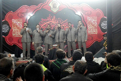 اجرای جمعی از اعضای گروه محمدرسول الله(ص) در مسیر پیاده روی اربعین (عمود۱۰۸۰) موکب حضرت معصومه (س)