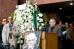 کامران فانی در مراسم تشییع پیکر داریوش شایگان
