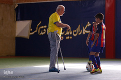 حاج ولی در مجموعه ورزشی دارالشهدا به جوانان قرآن آموز خود، آموزش فوتسال می دهد