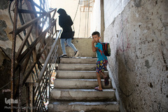 برخی از خانواده‌های خرمشهری در ساختمان‌های مخروبه زندگی می کنند، محیطی که می‌تواند برای کودکان بسیار خطرناک باشد.