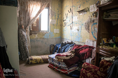 خانواده‌ای در خرمشهر به دلیل کمبود فضا، آشپزخانه خود را به اتاق خواب تبدیل کرده‌اند.