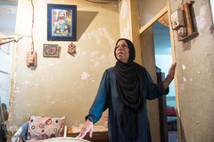 همسر این خانم، از کار افتاده است، پسر او بیکار است و زندگی خود را به سختی می‌گذرانند.