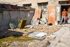 فاضل 26 ساله به همراه همسر و فرزند کوچکش در خانه ای تصرفی زندگی می کنند. به دلیل ضعف سیستم فاضلاب گاهی آلودگی های فاضلاب به خانه آنها وارد می شود.