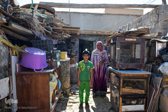 خانواده ی آقا فاضل در حیات خانه شان