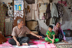 آقا فاضل جاشو (کارگر کشتی) بوده است. او اکنون از کار افتاده شده است و درآمدی برای امرار معاش ندارد. آنها در خانه های تصرفی زندگی می کنند.