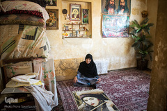 خاله خانم مجبور است از همسر خود پرستاری کند. آنها در یکی از خانه های مخروبه زندگی می کنند. همسر وی از کار افتاده است. 